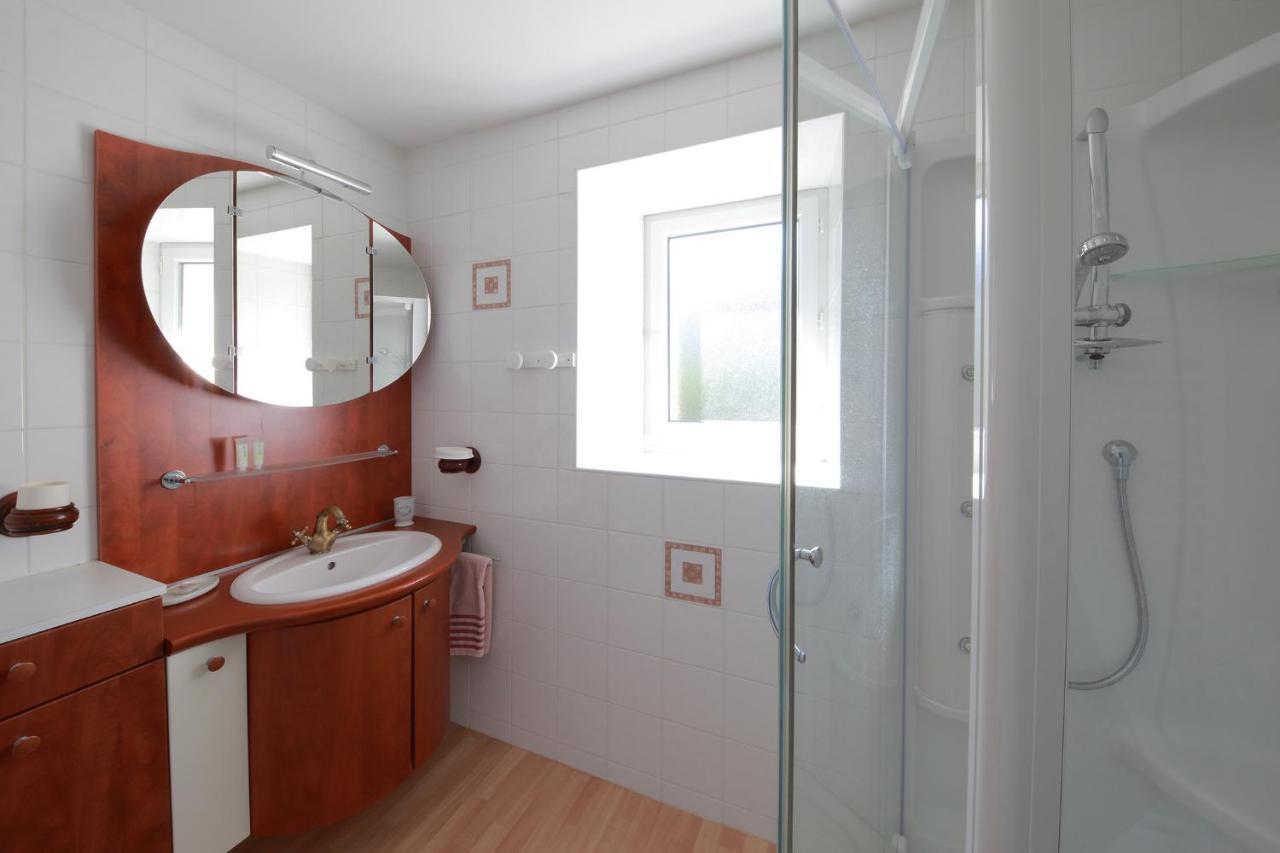 Gite La Loge Des Fees Latille Exterior photo