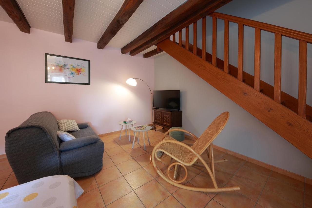 Gite La Loge Des Fees Latille Exterior photo